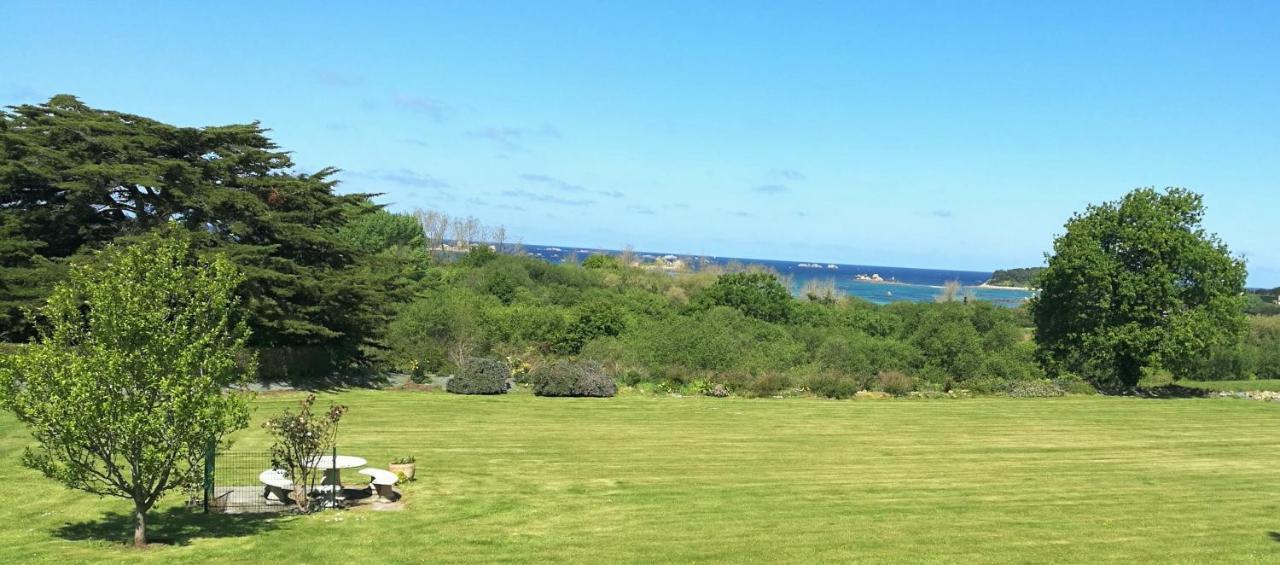 Les Ajoncs Bed & Breakfast Plougrescant Bagian luar foto